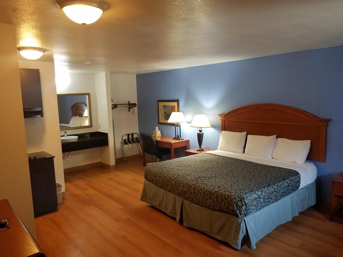 Days Inn By Wyndham Oklahoma City Nw Expressway Warr Acres Kültér fotó